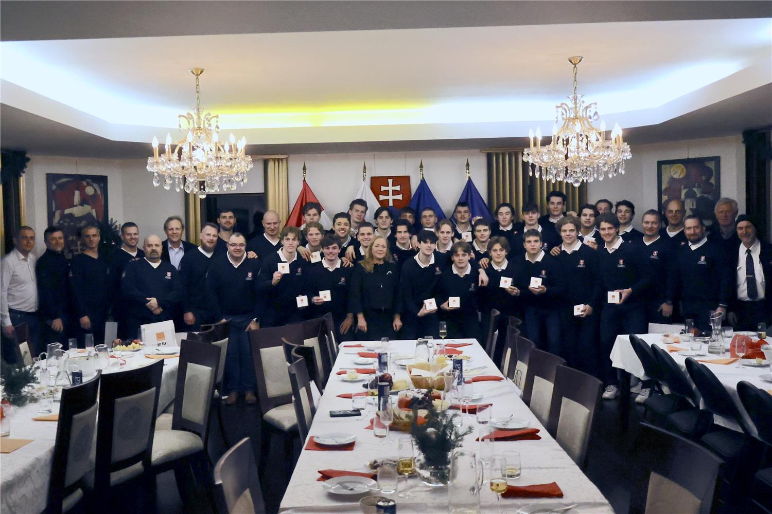 Video: Slovenskú hokejovú reprezentáciu do 20 rokov hostilo s tradičnou večerou Veľvyslanectvo SR v Ottawe