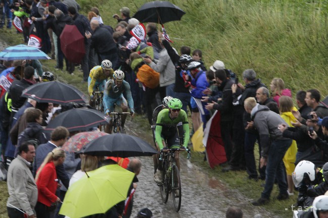 Cyklistický pelotón počas piatej etapy prestížnych pretekov Tour de France, ktorá meria 155 km a štartovala z belgického Ypres a končí vo francúzskom Arenbergu.