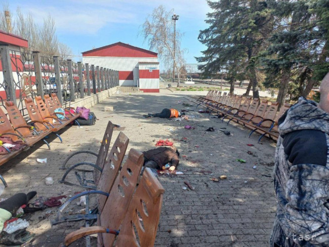 Stanicu v Kramatorsku zasiahol raketový útok, zomreli desiatky ľudí (video)