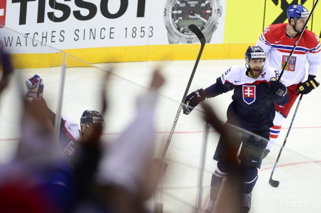 Z hokejového stretnutia A-skupiny Slovensko - Česko na MS 2014 v hokeji 9. mája 2014 v Arene Čižovka v Minsku. Na snímke radosť po strelení prvého gólu Slovenska. Vpravo v popredí Tomáš Marcinko a v pozadí Roman Polák (Česko). 