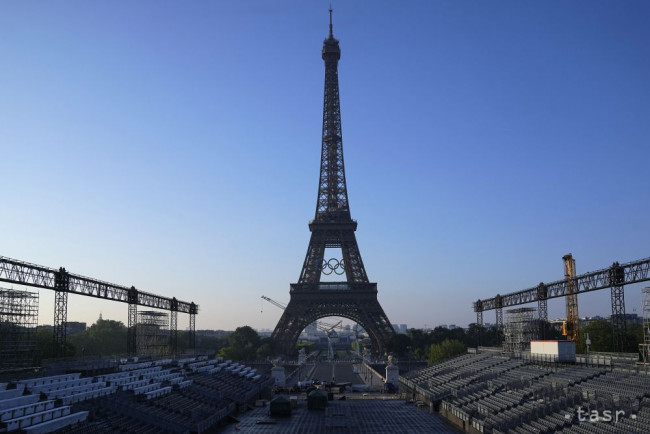 Olympijské kruhy už visia na Eiffelovej veži v Paríži