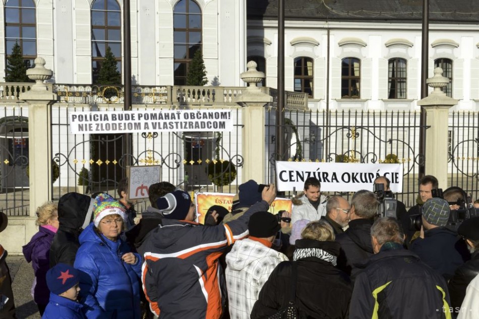 Protest na Hodžovom námestí sa začal pokojne