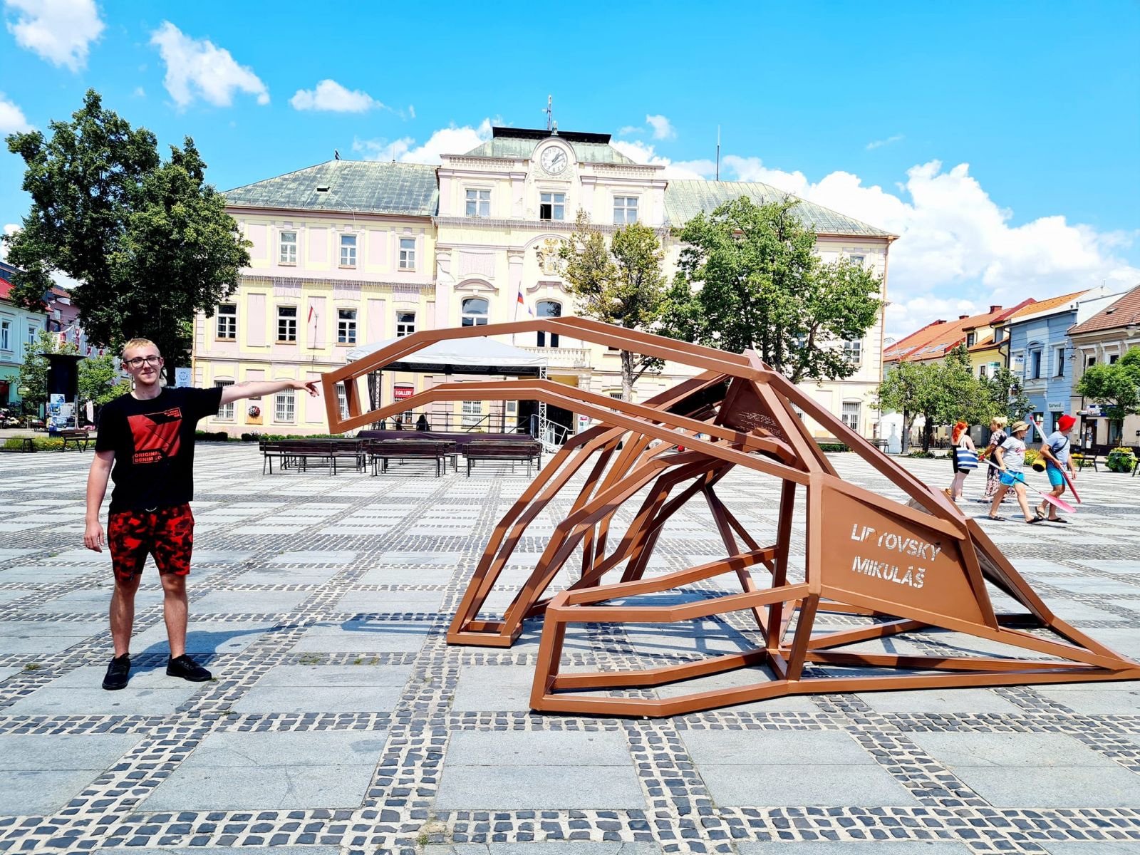 V Liptovskom Mikuláši pribudla nová atrakcia, nadrozmerná ruka