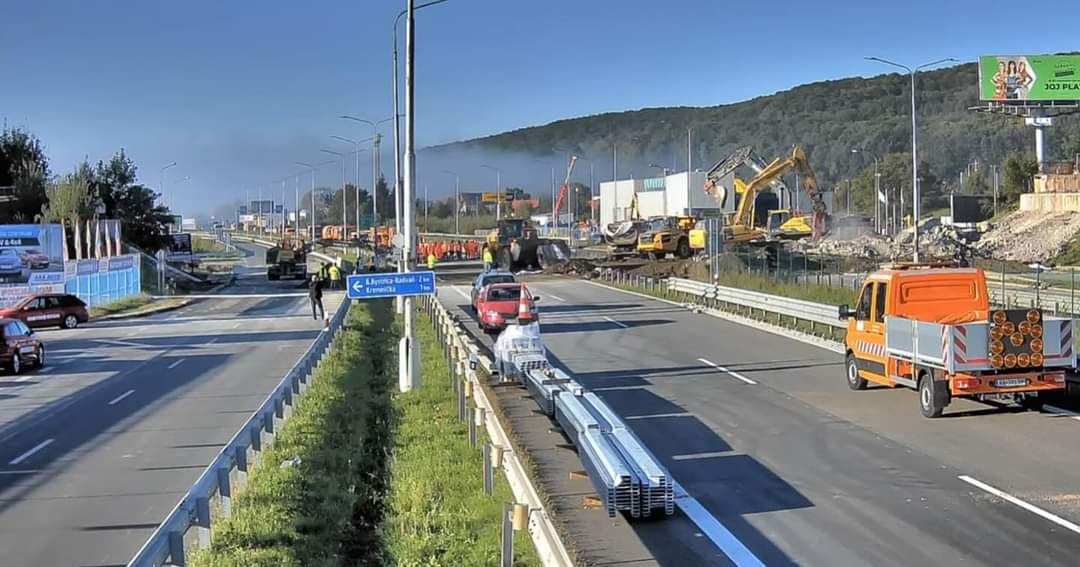 Poškodený most v banskobystrickej mestskej časti Kremnička zbúrali,odvážajú zvyšnú suť