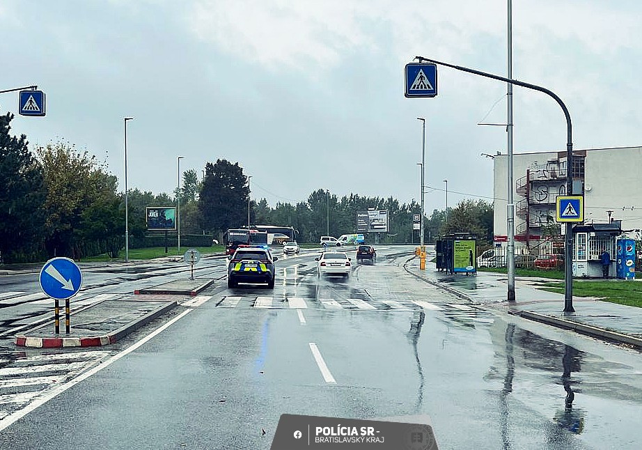 Služobné auto polície zrazilo chodkyňu. Incident sa stal v Bratislave