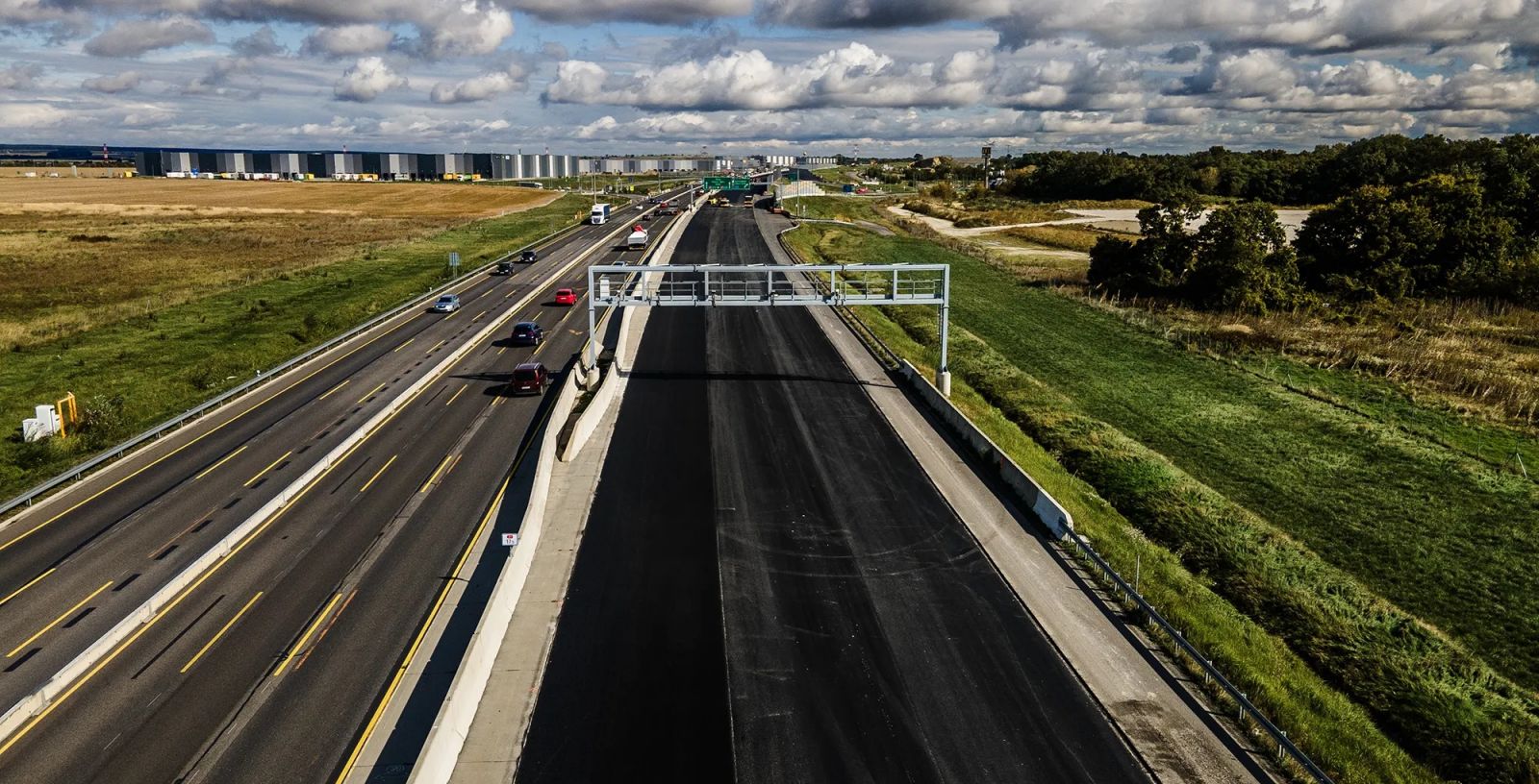 Diaľničiari dokončili prvé prepojenie medzi obchvatom D4 a diaľnicou D1, úsek je po uzávierke už sprístupnený