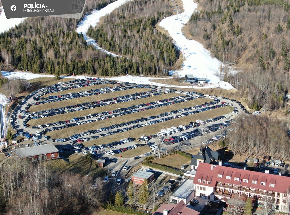 Vysoké Tatry čelia náporu áut, polícia odporúča využiť iný spôsob prepravy – FOTO