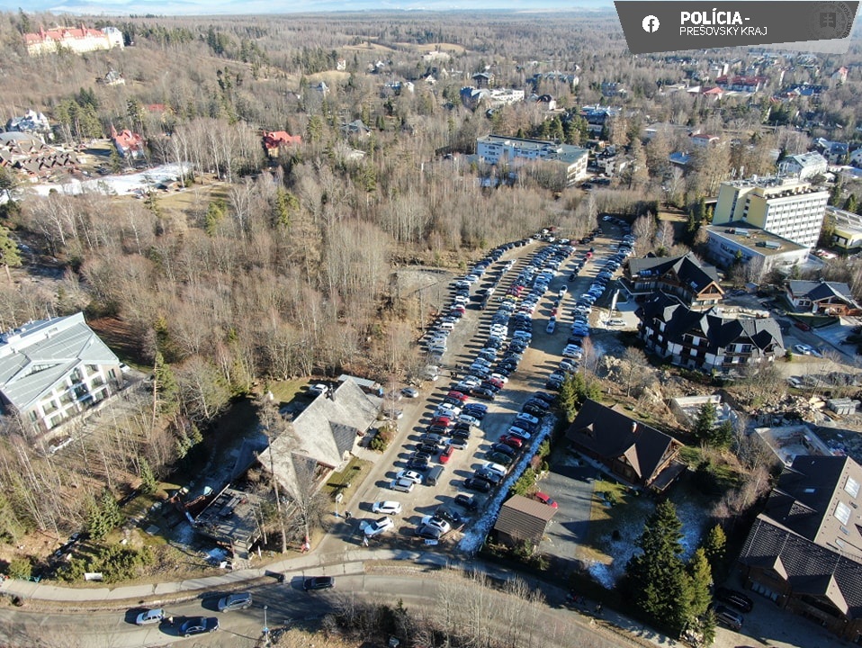 Vysoké Tatry čelia náporu áut, polícia odporúča využiť iný spôsob prepravy – FOTO