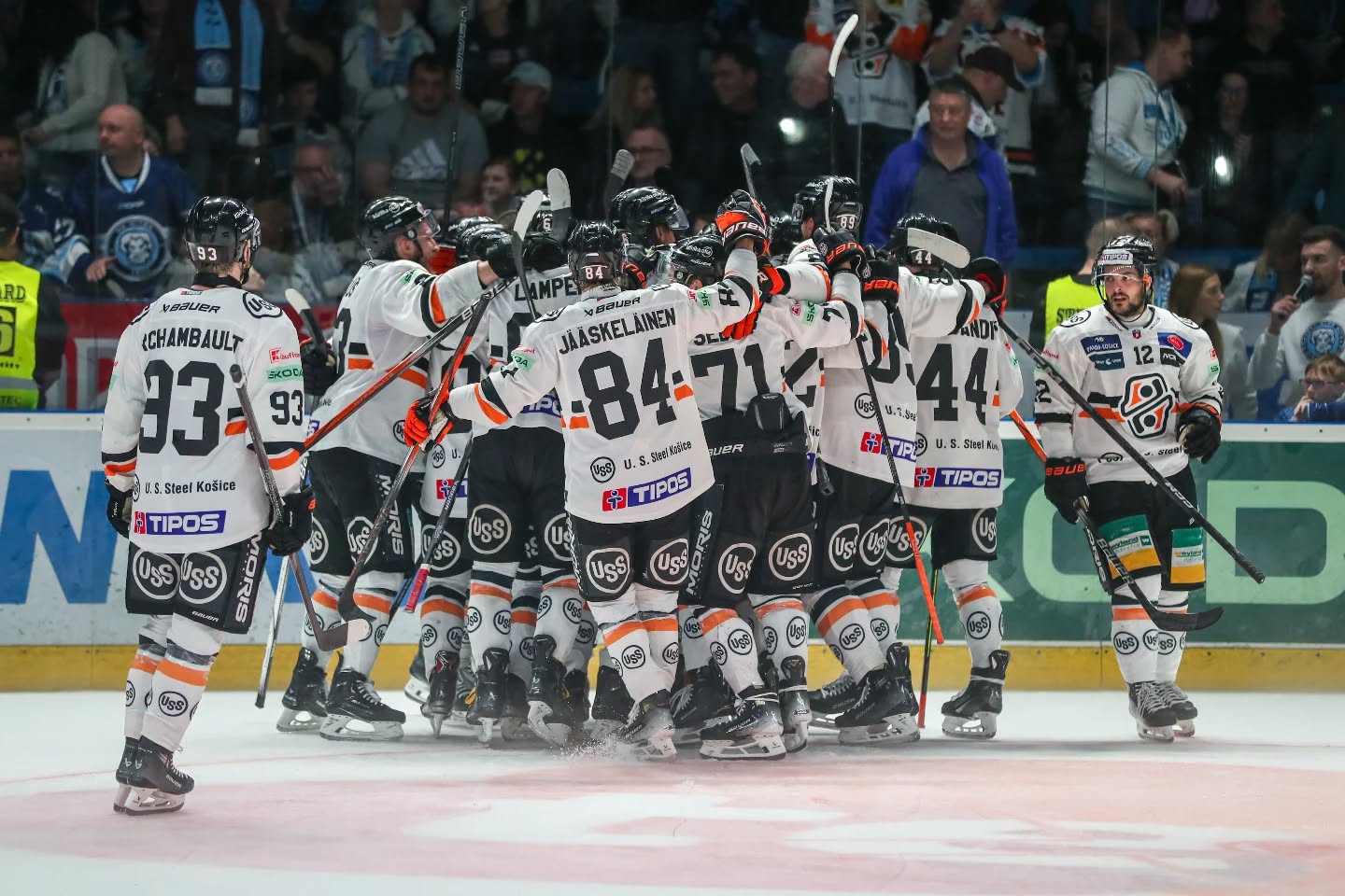 Finále play-off extraligy – štvrtý zápas: Hokejisti Košíc zvíťazili na ľade Nitry 3:2 a vo finálovej sérii extraligy vyhrávajú 3:1 na zápasy.