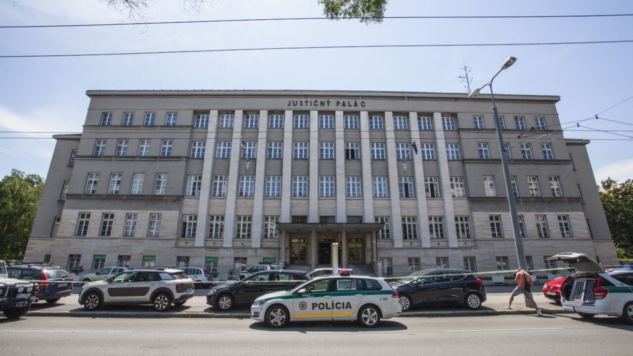 V Justičnom paláci v Bratislave horelo, hlásia zraneného