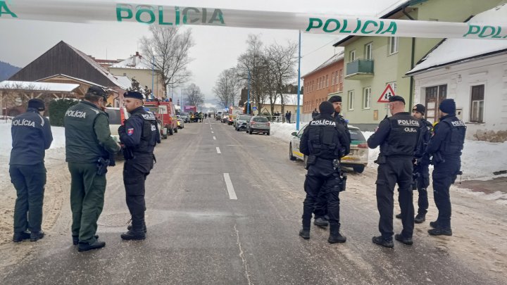 Opáskované okolie školy v Spišskej Starej Vsi po útoku.