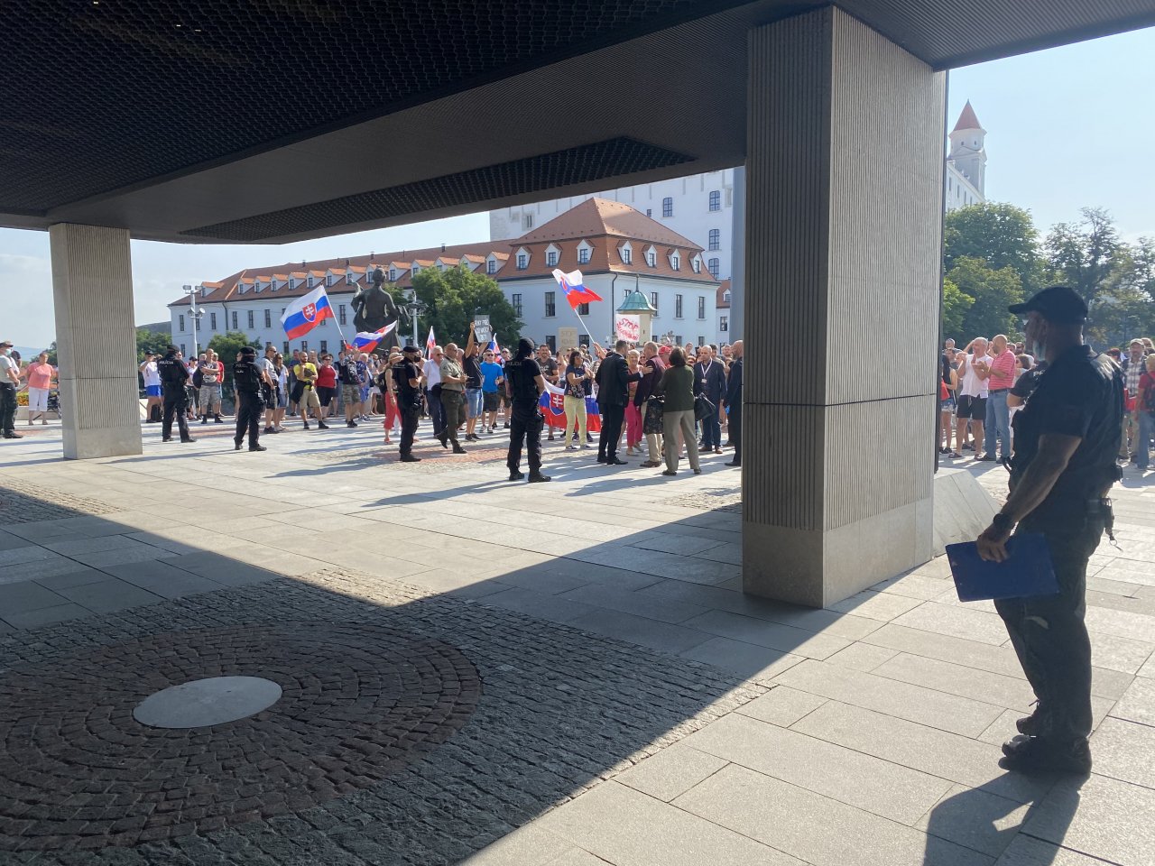 Video: Demonštranti pred parlamentom sa pokúsili dostať do budovy Národnej rady.kričia „My sme tu doma!”, „Odstúpiť!“