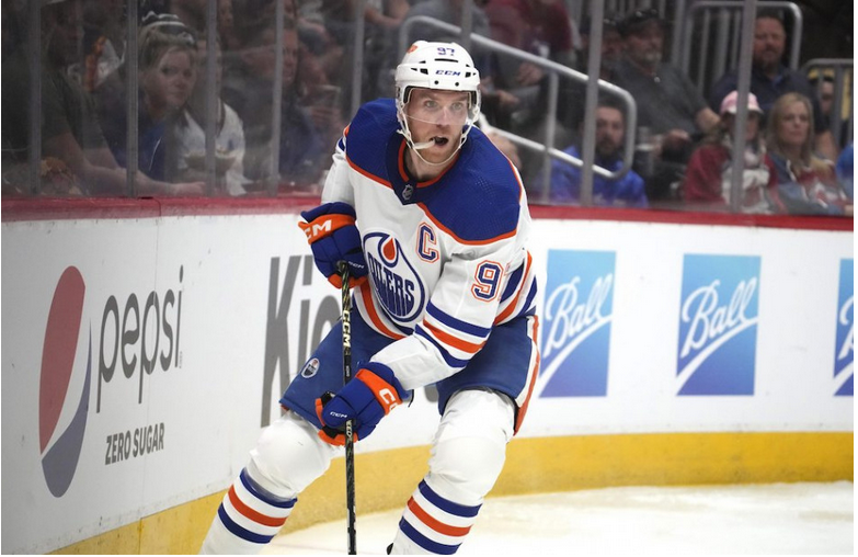 McDavid sa stal víťazom Art Ross a premiérovo aj Rocket Richard Trophy