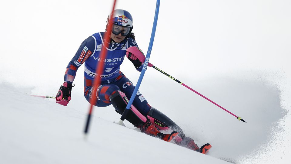 Chorvátska lyžiarka Zrinka Ljutičová vyhrala slalom Svetového pohára vo francúzskom Courcheveli. Mikaela Shiffrinová pri návrate obsadila 10. miesto.