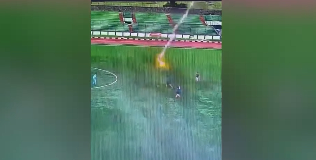 Video: Tragédia na futbale: Hráč zomrel po zásahu bleskom