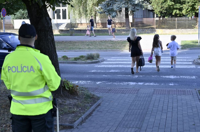 BOMBOVÉ HROZBY hlásia opäť viaceré školy na Slovenku, polícia zasahuje