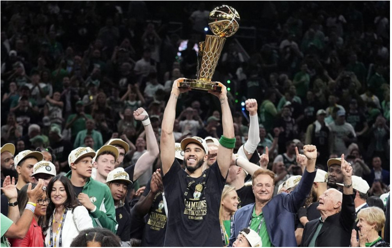 NBA: Boston Celtics ovládol piate finále 106:88 a Dallas zdolal 4:1 na zápasy