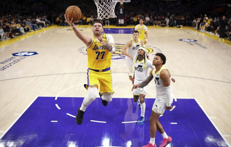 NBA: Dončič s víťaznou premiérou za LA Lakers, proti Utahu mal 14 bodov