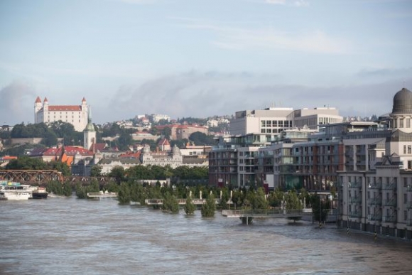 Zaplavená časť dunajského nábrežia pri nákupnom centre Eurovea.