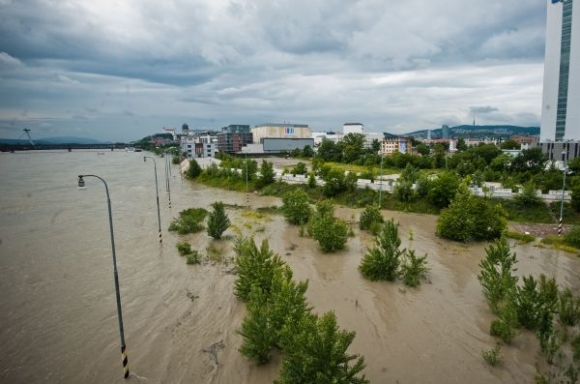 Rozvodnený tok Dunaja pri petržalskej hrádzi. 