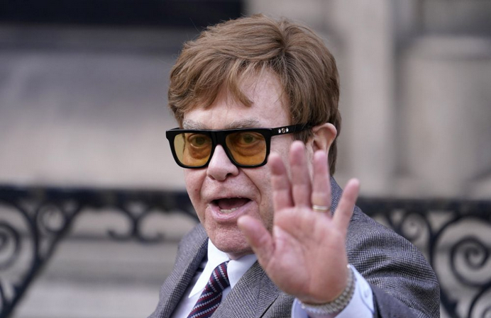 Elton John oznámil, že prišiel o zrak