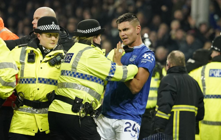 Video: Derby v Liverpoole ukončili kontroverzie, Slot neprišiel na tlačovku