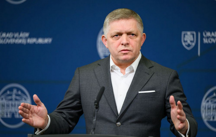 Robert Fico neplánuje po protestoch odstúpiť. Pripravuje sa zoznam ľudí, ktorí budú vyhostení zo Slovenska.