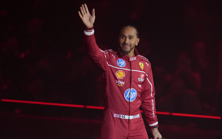 Hamiltona čaká podľa Verstappena vo Ferrari znovuzrodenie