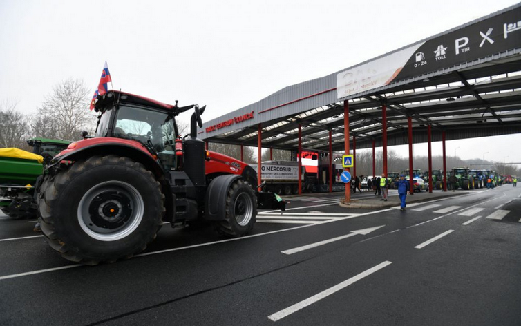 PROTEST na hraničnom priechode Hodonín - Holíč: Poľnohospodári sú proti dohode Mercosur