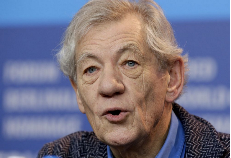 Hviezda Pána Prsteňov McKellen spadol z pódia počas predstavenia