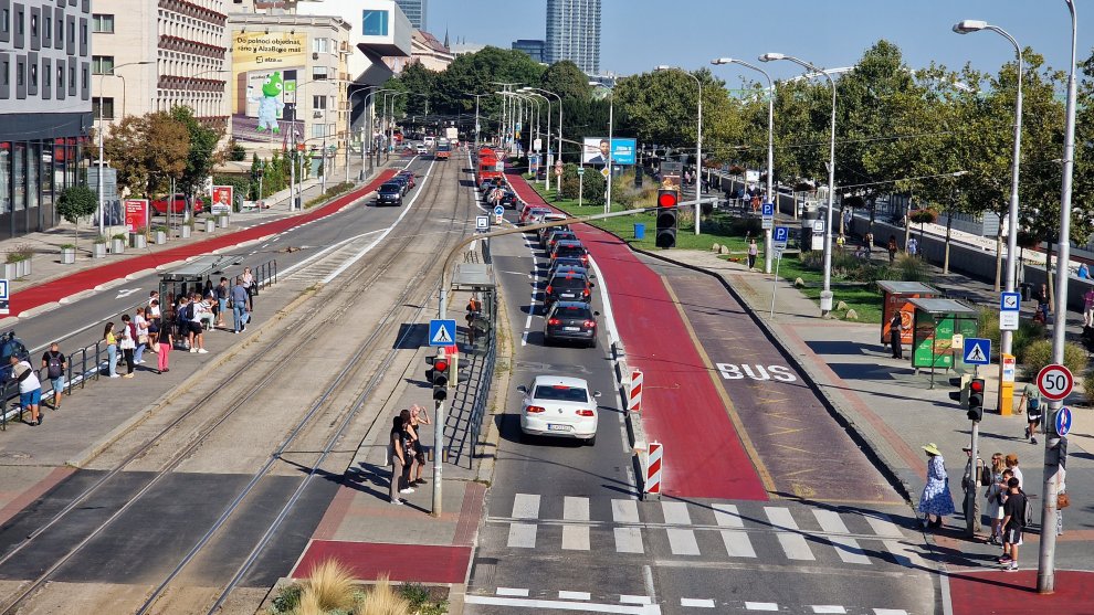 J. Ráž: Cyklotrasu na Vajanského nábreží v Bratislave musia upraviť. Bratislava odmieta odstrániť obrubníky oddeľujúce cyklistov od áut.