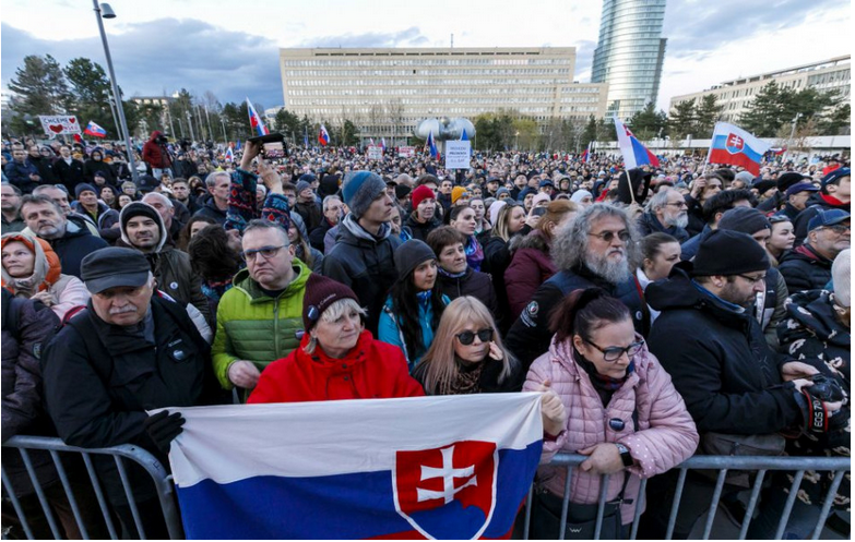 V Bratislave sa zhromaždili tisícky ľudí na podporu kandidáta Korčoka