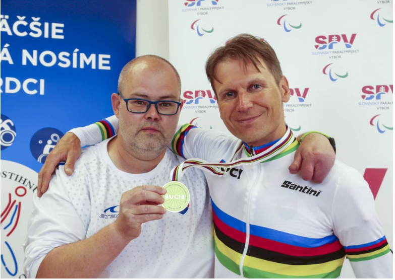 Na snímke sprava majster sveta v paracyklistike Patrik Kuril a jeho tréner Branislav Režňák počas tlačovej konferencie v priestoroch Slovenského paralympijskeho výboru (SPV) v Bratislave v utorok 15. júna 2021. Foto: TASR - Miroslav Košírer