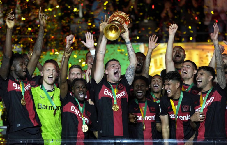 Bayer Leverkusen oslavuje double, v pohári triumfoval po 31 rokoch