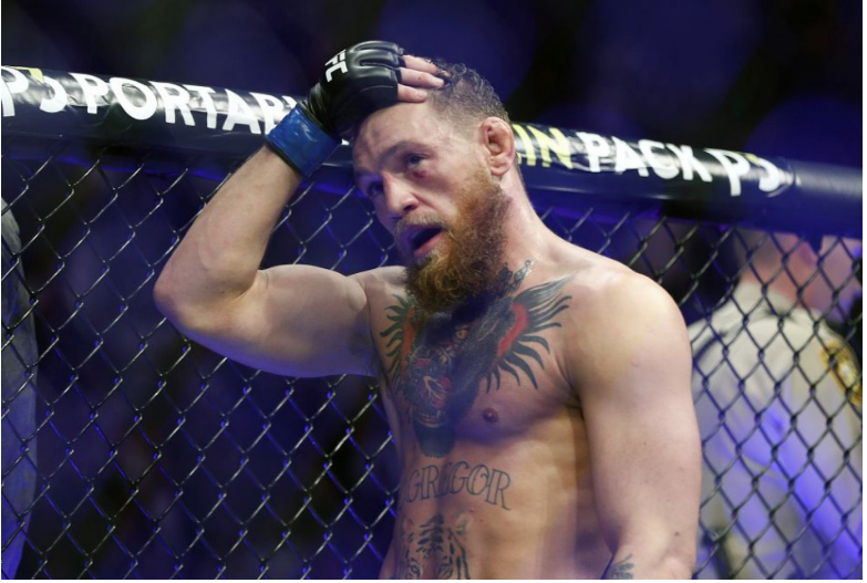 McGregor si zlomil nohu a tretí duel s Poirierom prehral TKO