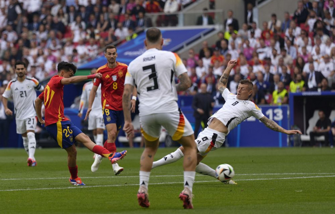 UEFA priznala, že Nemecko malo vo štvrťfinále futbalového Eura kopať penaltu po ruke Marca Cucurellu