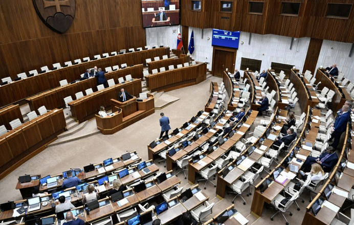 Poslanci pokračujú v debate o uznesení k exprezidentovi Kiskovi