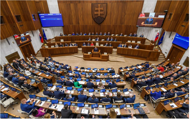 Parlament koaličnými hlasmi schválil nové výdavkové limity podľa európskych pravidiel. 