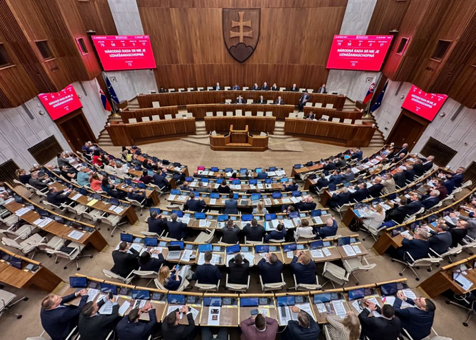 Poslanci odhlasovali len niekoľko návrhov, neboli uznášaniaschopní