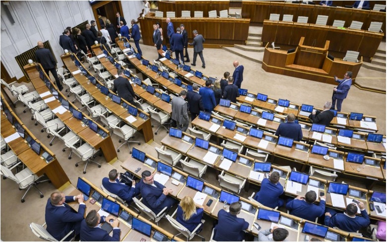 Parlament prijal zákon o Slovenskej televízii a rozhlase. Ľ. Machaj o novom zákone: Je to čierny deň pre mediálny priestor
