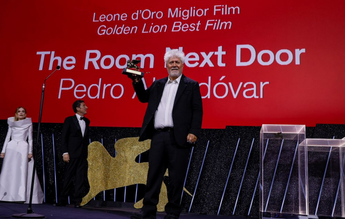 Benátky 2024: Zlatého leva v Benátkach získal film The Room Next Door