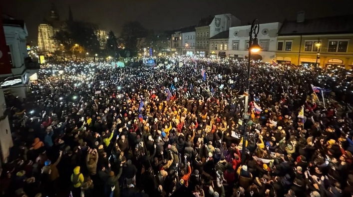 Na občiansky protest v Košiciach prišlo podľa organizátorov až 15-tisíc ľudí, priebeh bol pokojný