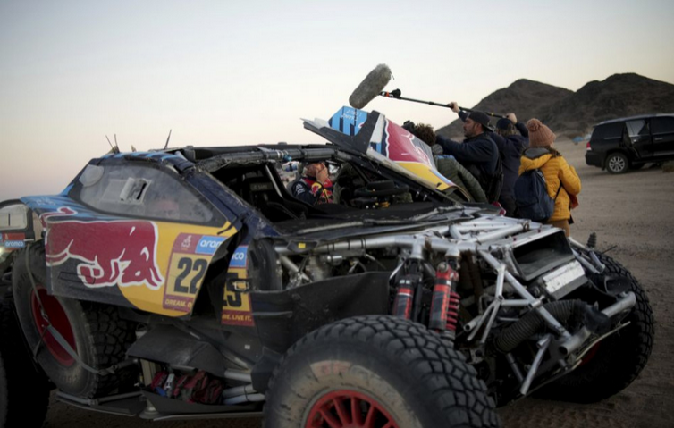 Sainz neobháji titul na Rely Dakar, odstúpil z pretekov