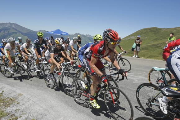 Pelotón cyklistov počas 16. etapy Tour de France. 