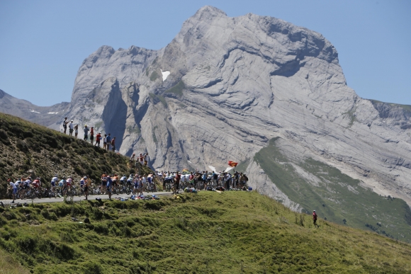 Pelotón cyklistov počas 16. etapy Tour de France. 