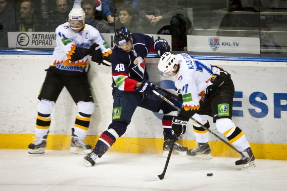 Hráč "belasých" Ivan Ďatelinka (uprostred) počas zápasu KHL medzi HC Slovan Bratislava a Severstaľ Čerepovec. 