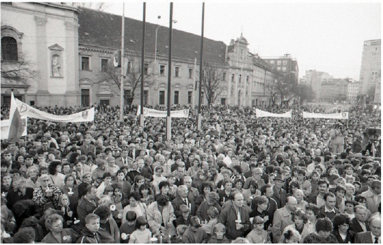 Viacerí politici si pripomenuli 35. výročie Sviečkovej manifestácie