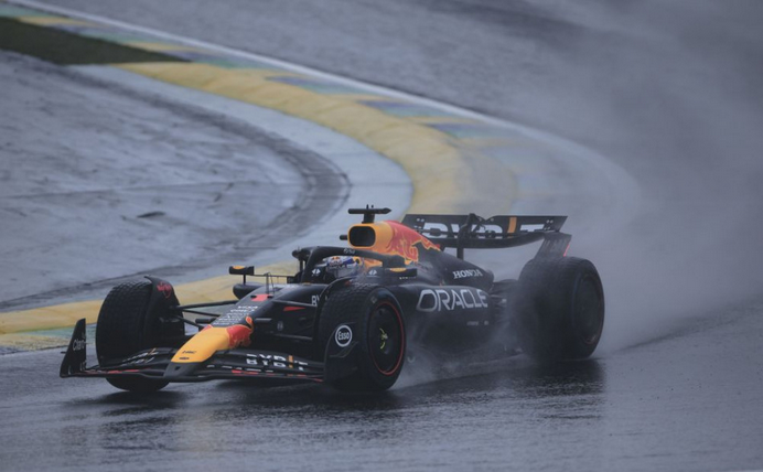 F1: Verstappen sa výrazne priblížil k titulu. Pódium doplnili Francúzi Esteban Ocon a Pierre Gasly z tímu Alpine.