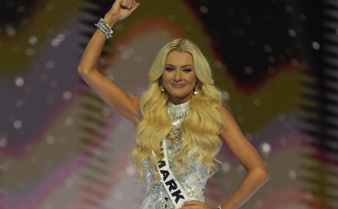 Victoriu Kjaer Theilvigovú z Dánska korunovali za Miss Universe 2024