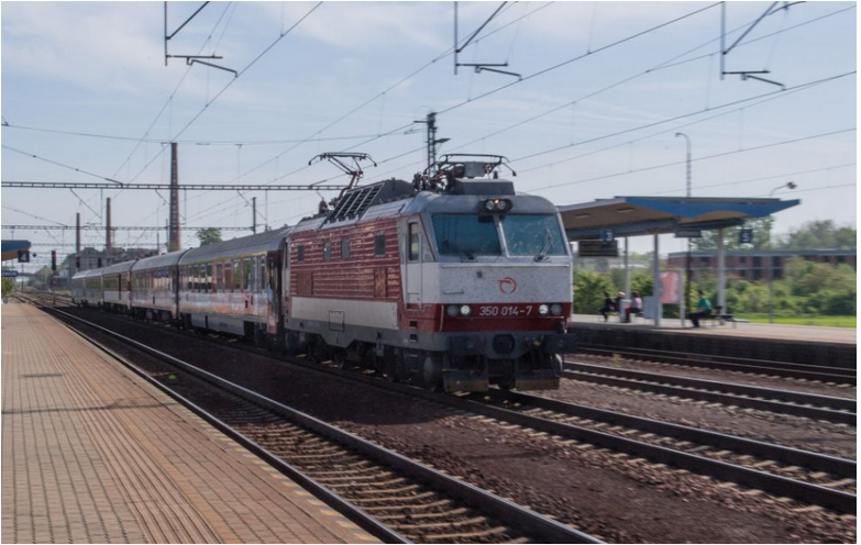 Od zrážky ich delilo 100 m: Vo Vrútkach sa oproti sebe stretli vlaky